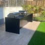 שולחן שיש שחור עם גריל בחצר