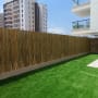 גדר במבוק ודשא סינתטי בחצר