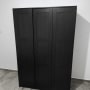 ארון בגדים שחור עם שלוש דלתות
