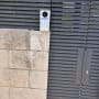 אינטרקום עם מצלמה ומקשים על גדר מתכת