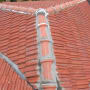רעפים אדומים עם תיקוני מלט על הגג