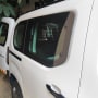 רכב עם חלון זכוכית מותקן