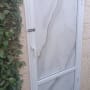 דלת אלומיניום לבנה עם ידית ומנעול