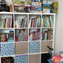 מדפים עם ספרים, משחקים וקופסאות אחסון צבעוניות