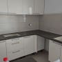 מטבח בשיפוץ עם ארונות, כיור וברז מותקנים