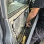 תיקון דלת רכב עם חלקים פנימיים חשופים