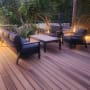 רצפת דק עץ עם ריהוט גן מודרני