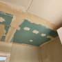 תקרת גבס עם תיקוני שפכטל לבנים