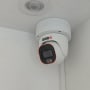 מצלמת אבטחה מותקנת על תקרה לבנה