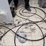 צינורות וכלים על רצפה מלוכלכת בעבודת אינסטלציה
