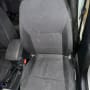 מושב רכב עם ריפוד בד כהה ונקי