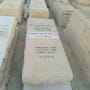 מצבות עם כיתוב בעברית בבית קברות
