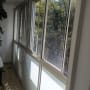 חלונות אלומיניום עם מסגרות זכוכית במרפסת