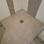 רצפת מקלחת עם אריחים ואיטום סביב הניקוז