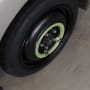 גלגל רכב עם חישוק מתכת שחור ופס ירוק
