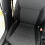 מושב רכב נקי עם ריפוד בד שחור ואפור