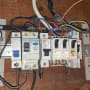 לוח חשמל עם מפסקים וחוטי חשמל צבעוניים