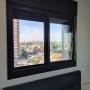 חלון אלומיניום שחור עם נוף עירוני