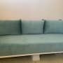 ספה מרופדת בצבע טורקיז עם כריות תואמות