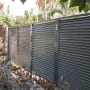 גדר מתכת עם לוחות אופקיים בגינה