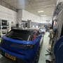 רכב כחול בתוך מוסך עם ציוד דיטיילינג