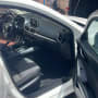 פנים רכב עם מושבים ודשבורד נקיים