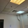 תקרת משרד עם תאורה ומערכת מיזוג אוויר