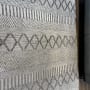 שטיח עם דוגמאות גיאומטריות בשחור ולבן