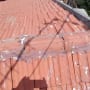גג רעפים עם תיקונים בטיח וחלודה