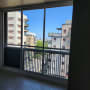 חלון אלומיניום עם נוף לבניינים