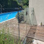 גדר זכוכית ליד בריכה עם מנעול מתכת