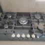 כיריים גז עם חמישה מבערים וכפתורי שליטה