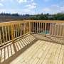 מרפסת עץ עם מעקה עץ ונוף פתוח