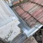 רעפים אדומים עם תיקוני איטום על הגג