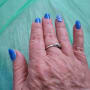יד עם ציפורניים כחולות מעוצבות