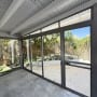 חלונות אלומיניום גדולים עם נוף לגינה