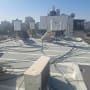 גג עם ציפוי איטום לבן וכבלים פרוסים