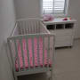 מיטת תינוק לבנה עם מזרן ורוד