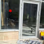 דלת זכוכית עם מסגרת מתכת בחזית בניין