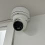 מצלמת אבטחה מותקנת על תקרה לבנה