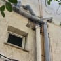 צינורות ותשתיות חיצוניות על קיר בניין