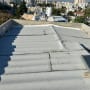 גג עם יריעות איטום אפורות ותפרים גלויים