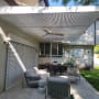 פרגולה אלומיניום בחצר עם ריהוט גן