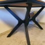שולחן עץ עם רגלי מתכת שחורות מוצלבות