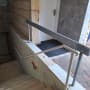 מעקה מתכת ליד מדרגות ודלת כניסה