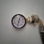 מד לחץ מחובר לצינור מים
