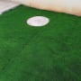 דשא סינטטי עם מכסה עגול בגינה
