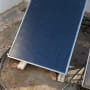 פאנל סולארי על גג עם צינורות מחוברים