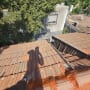 איטום גג עם חומר כתום על רעפים