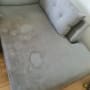 כתמים על ספה אפורה זקוקה לניקוי